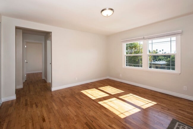 Building Photo - Updated 2 Bedroom Eastside Home! Pets are ...