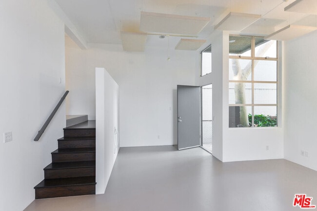 Building Photo - 558 Rose Ave