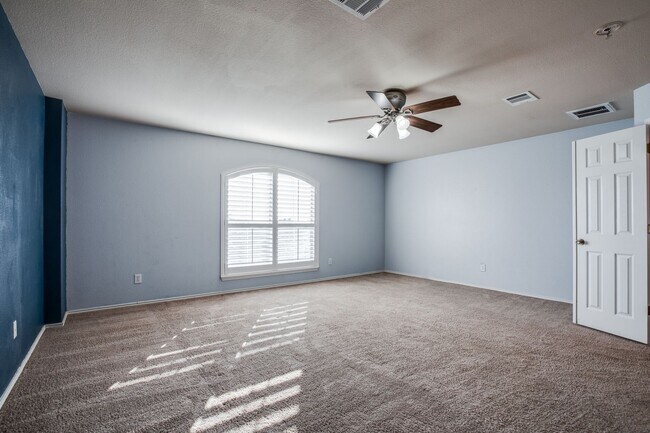 Building Photo - 4 Bedroom/2.5 Bath Wildhorse Subdivision