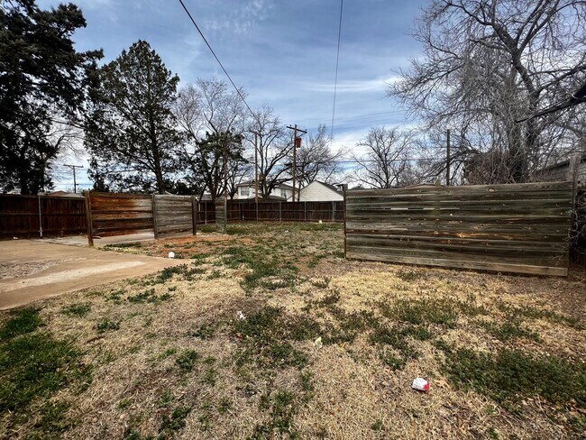 Building Photo - AUGUST PRE-LEASE! ADORABLE 3 bedroom!