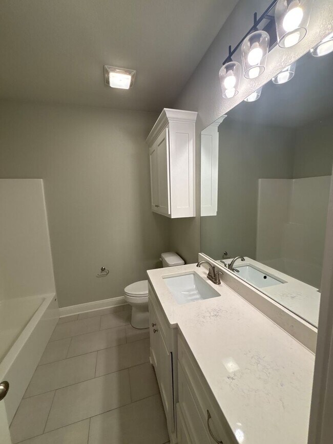 Building Photo - Beautiful South Tyler Rental in Royal Vist...