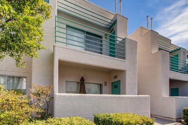 Building Photo - Near Summerlin, Gated Community w/ tons of amenities - Amazing Condo!