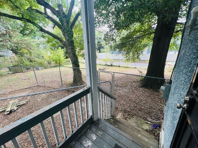 Building Photo - Charming 3bdrm/1.5bth Home Conveniently Lo...
