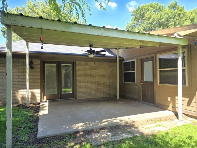 Building Photo - 1404 Woodbridge Dr