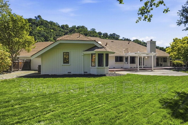 Building Photo - 618 Banister Ln