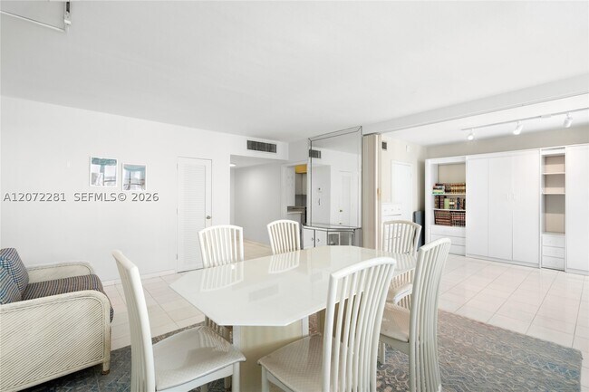 Building Photo - 5001 Collins Ave