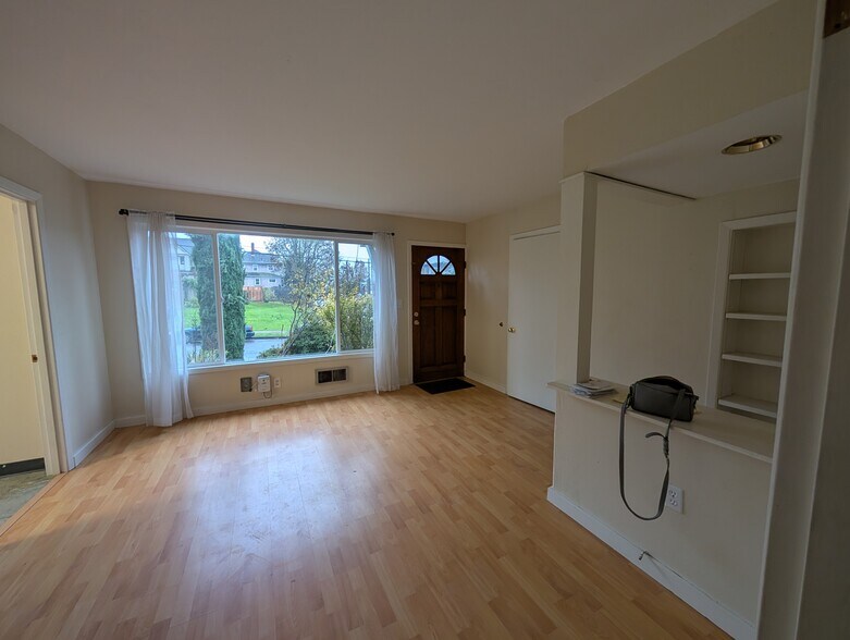 Living room - 2005 SE Taylor St