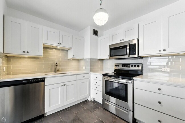 Building Photo - 4343 N Clarendon Ave