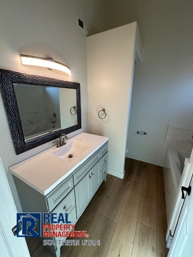 Building Photo - Single Leve Home Near Pine View