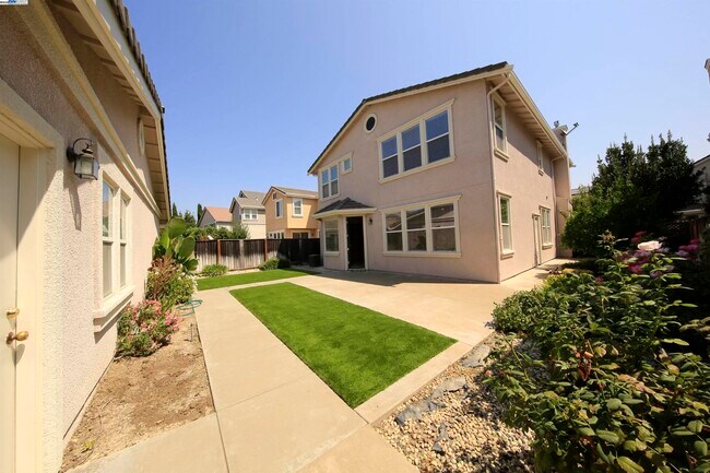 Building Photo - 1516 Whispering Oaks Way