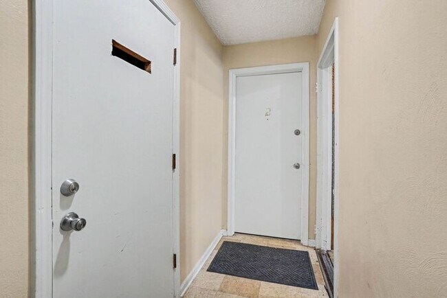 Building Photo - $774 1 bed/1 bath Apartment in Eastwood ***Ask about our Security Deposit Alternative!***