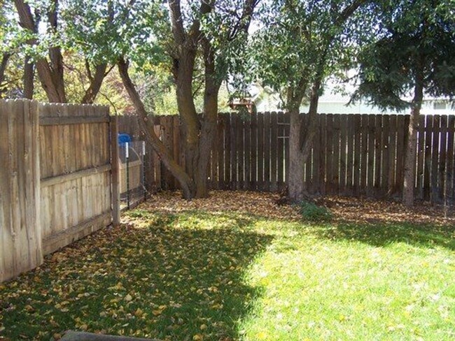 Building Photo - Single Level 2 Bed/2 Bath End Unit with Ga...