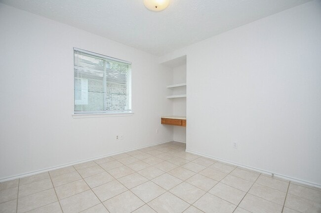 Building Photo - 2303 Old Dixie Dr