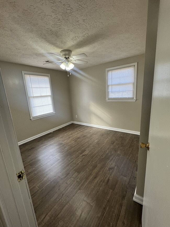 Building Photo - 123 Lake Dr