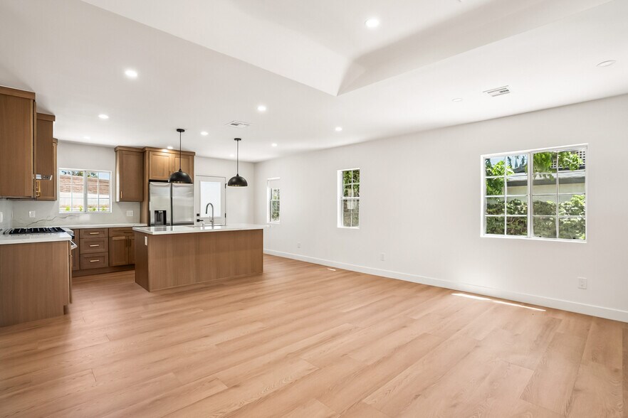 Kitchen - 4702 Kraft Ave