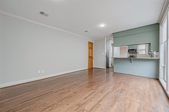 Building Photo - 2527 Potomac Dr