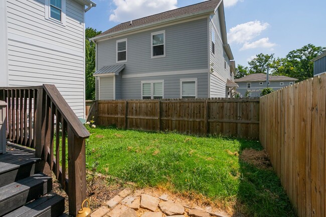 Building Photo - Beautiful Home in Nashville!