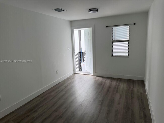 Building Photo - 628 SW 21st Ave