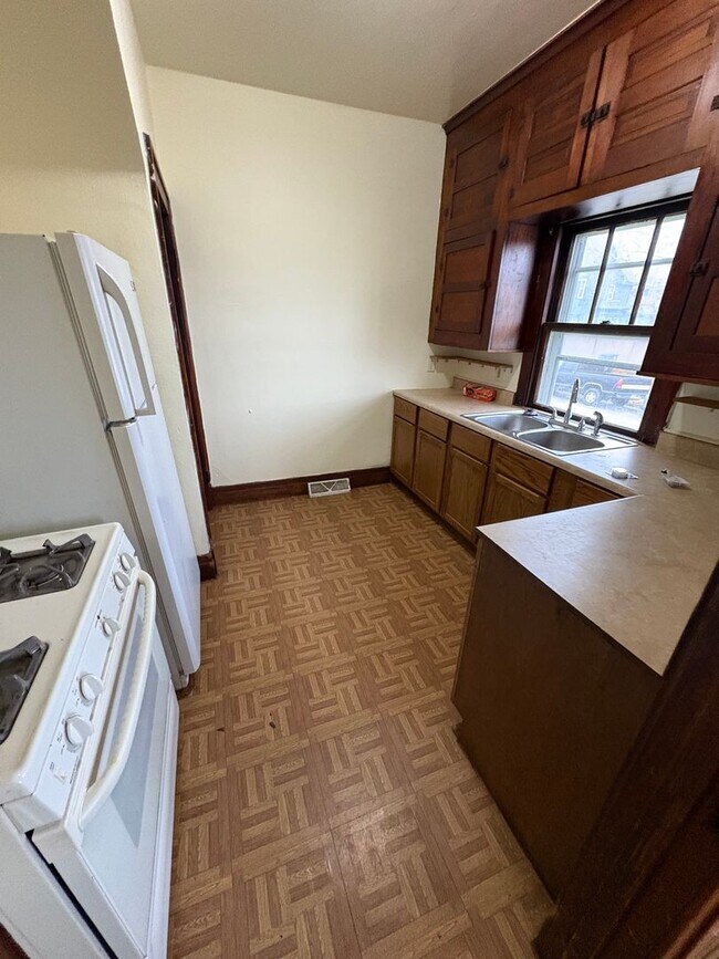 Building Photo - !HALF OFF FIRST MONTHS RENT! 3 Bedroom Single Family Home