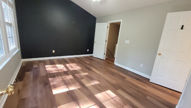 Building Photo - Bright 2-Bedroom Townhome Near Avalon & Downtown Alpharetta