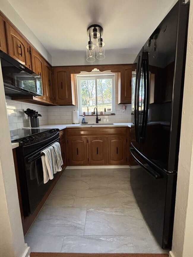 Building Photo - 3 Bed 1 Bath in Coraopolis, PA