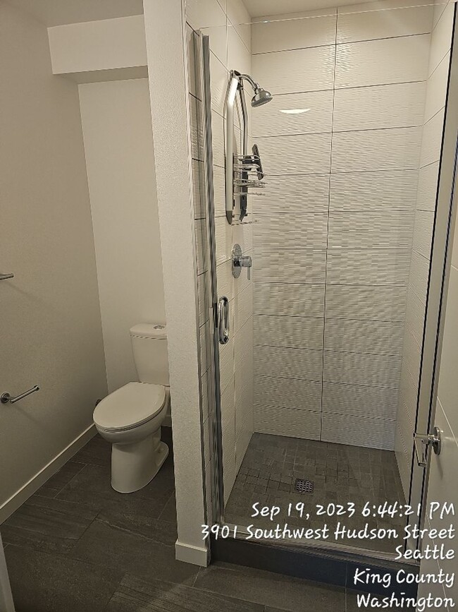 Building Photo - West Seattle townhome - 3 bedroom 3.5 bath...