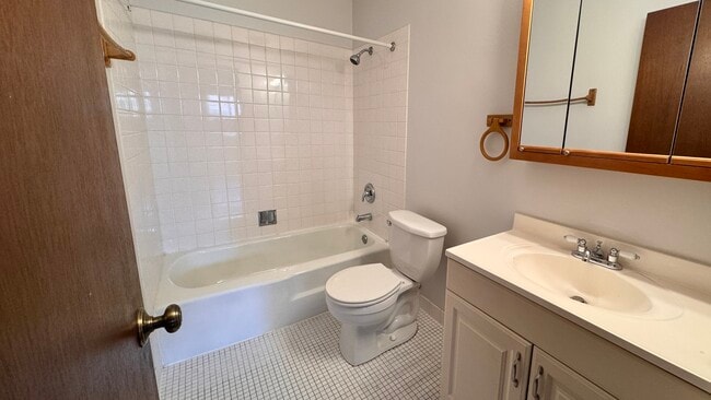 Building Photo - 835 Judson Ave