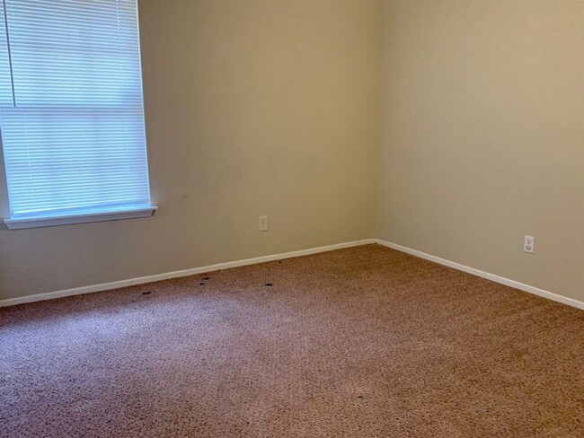 Building Photo - 1006 Poppets Way