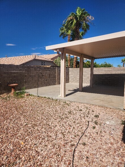 Building Photo - 8472 W Gilmore Ave