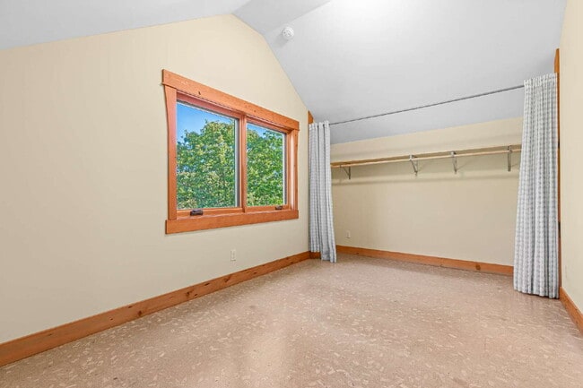 Building Photo - 970 Elkader St