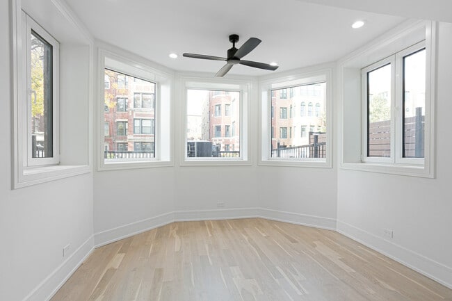 Building Photo - 7731 N Eastlake Terrace