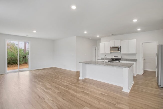 Building Photo - Gorgeous Newer Construction In Sneads Ferry!!