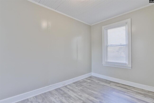 Building Photo - Adorable 3BR/1.5BA Renovated Bungalow Near...