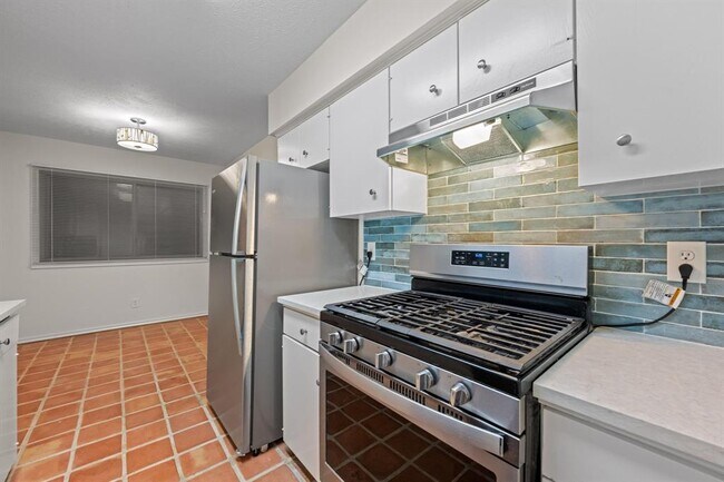 Building Photo - 505 W 7th St