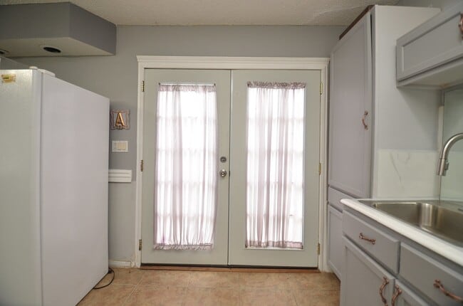 Building Photo - 13102 Richmond Ave.