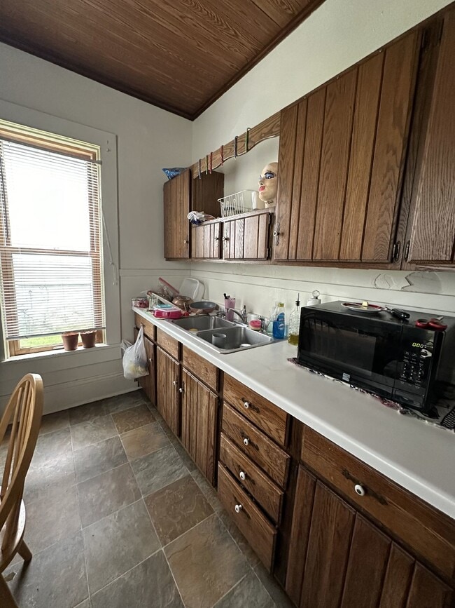 Building Photo - Awesome 3 bedroom 1 bath - available for J...