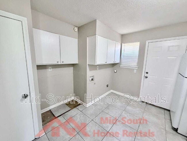 Building Photo - 4077 Forest View Dr