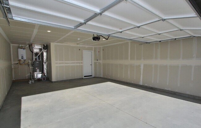 Building Photo - Immaculate Single-Level Home