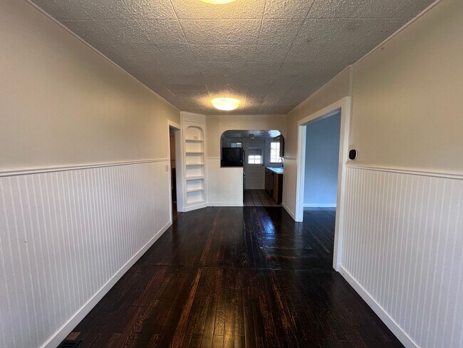 Building Photo - Adorable 2 bedroom with a bonus room!