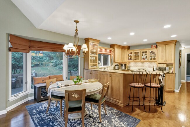 Building Photo - 985 Chapel Ct N