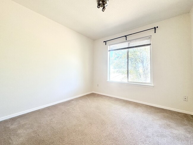 Building Photo - 12405 SW Cady Ln