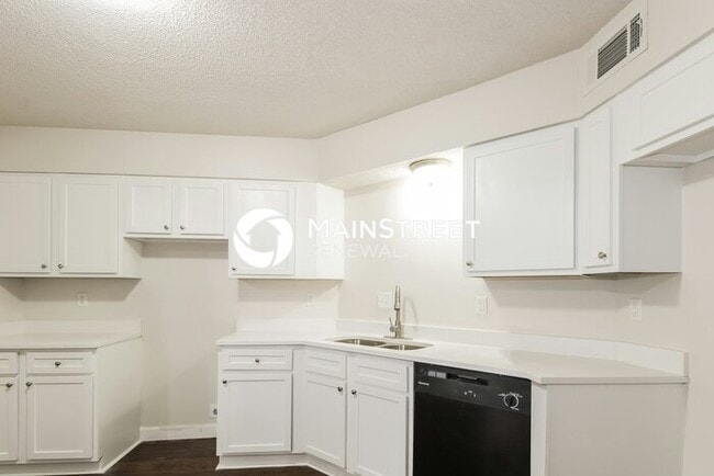 Building Photo - 4 Bedroom Pet-Friendly Home in Cordova, TN with Main Street Renewal