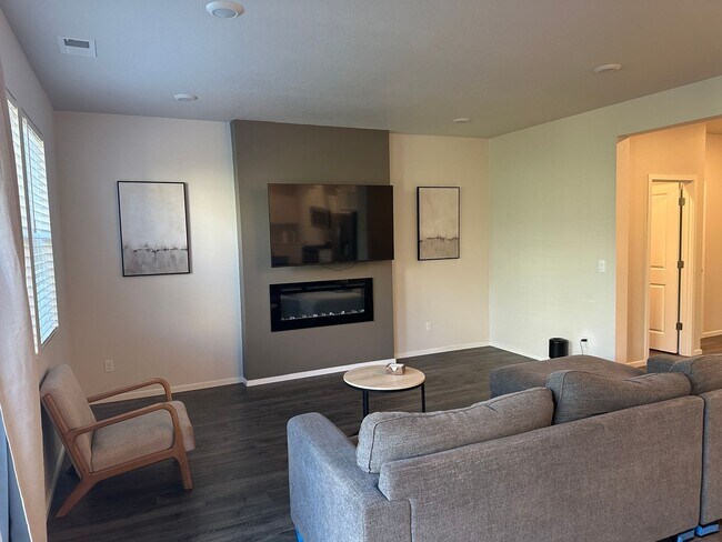 Building Photo - Pet friendly 4 bedroom 2.5 bath house!