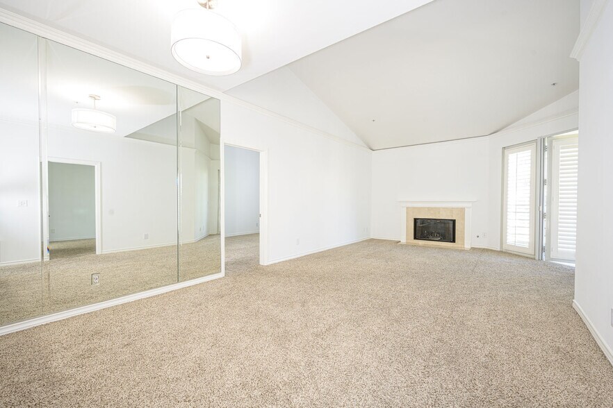 Building Photo - 2243 Martin