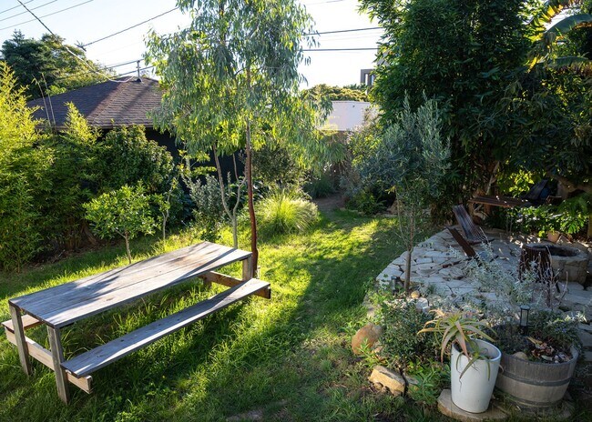 Building Photo - 3 Bedrooms + 2 Bathrooms | Midtown Ventura | Furnished or Unfurnished