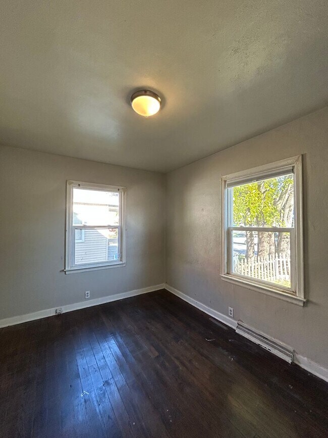 Building Photo - Charming 2-Bedroom, 1-Bathroom Home – $1,2...