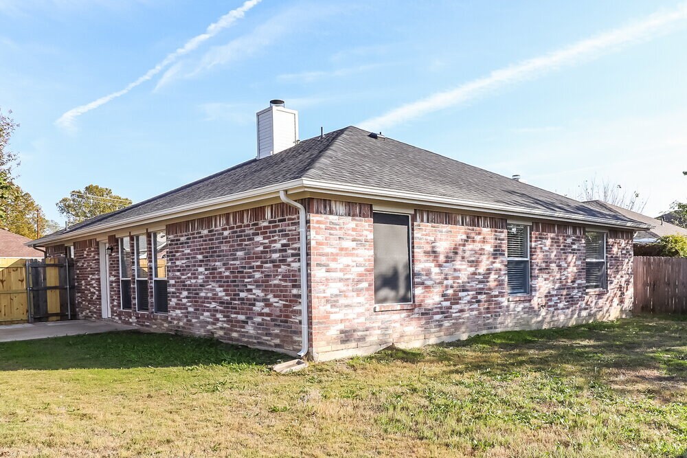 Building Photo - 1213 Misty Meadow Dr