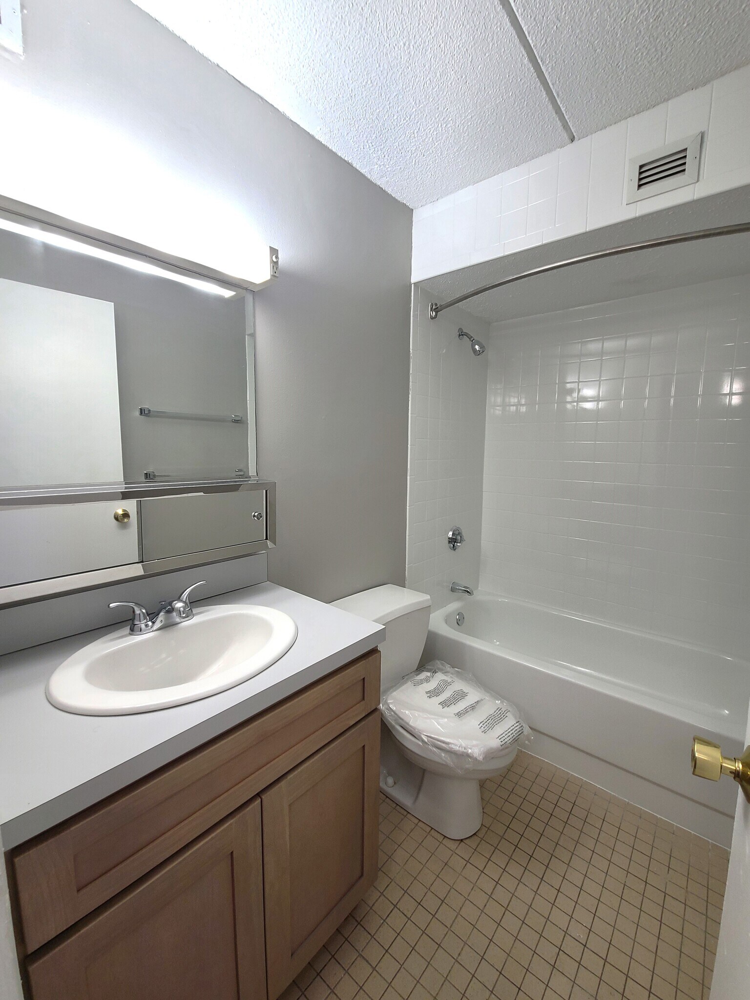 Building Photo - 1 S Point Dr