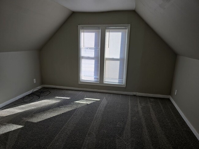 Building Photo - Spacious 2 Bedroom Home! Nice yard! Pet Friendly!