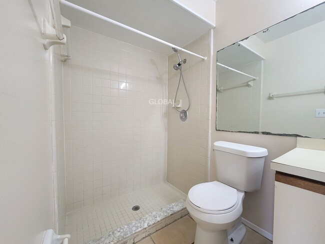 Building Photo - Spacious 3-Bed Townhome with 1st-Floor Mai...